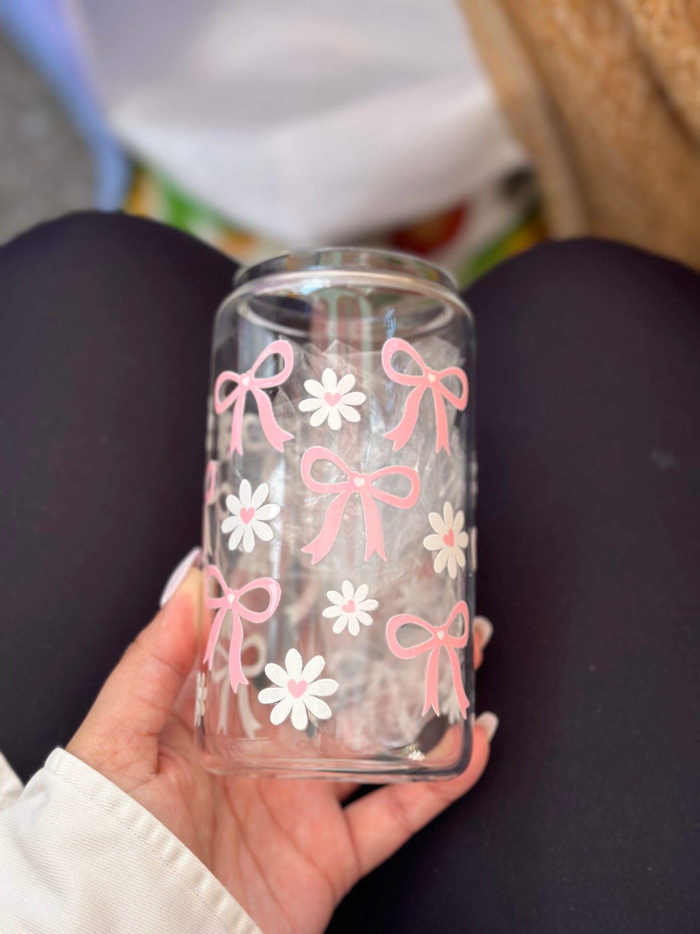 Bows and daisies 16 oz beer can glass